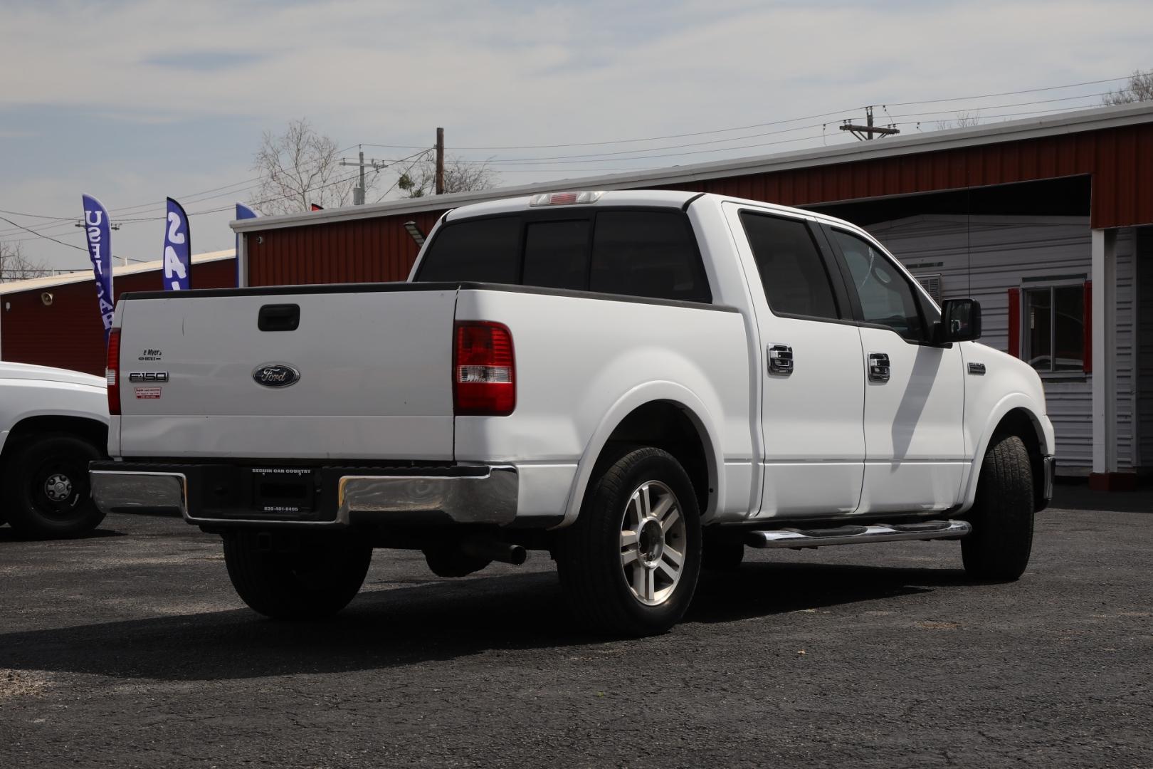 2008 WHITE FORD F-150 Lariat SuperCrew 2WD (1FTPW12V68F) with an 5.4L V8 SOHC 24V FFV engine, 4-SPEED AUTOMATIC transmission, located at 420 E. Kingsbury St., Seguin, TX, 78155, (830) 401-0495, 29.581060, -97.961647 - Photo#4